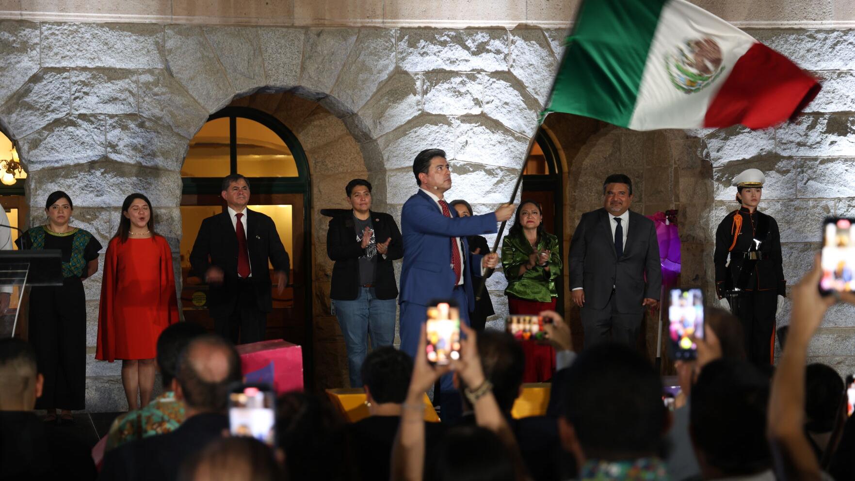 'Mexicanos unidos jamás serán vencidos': Phoenix celebra 'El Grito' en Capitolio de Arizona
